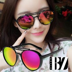 ◎◆ 復古時尚反射鏡面|◎◆ 時尚貫穿雙線鏡架|◎◆ 光線散發多種色彩品牌定位:流行品牌品牌:BeLiz種類:眼鏡類型:太陽眼鏡/墨鏡款式:飛官款/雷朋款框型:全框鏡框材質:塑料鏡框材質說明:PC塑料