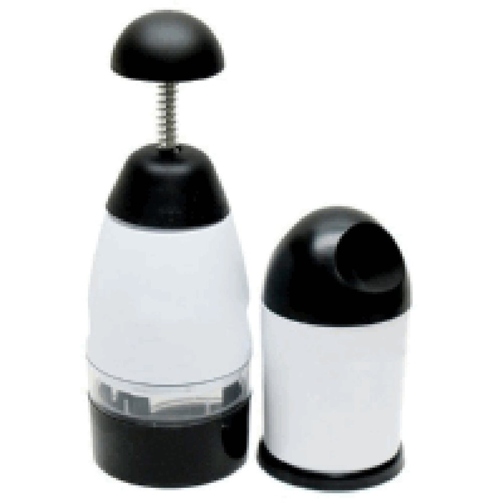 產品亮點介紹 聰明小設計實用大工具 含不鏽鋼刀片自動迴轉式搗碎切跺器及磨絲器 不鏽鋼w型鈍刀刀片自動旋轉更換切跺的方向 切洋蔥搗蒜末辣椒時不再淚流滿面留下氣味 可拆卸水洗乾淨不留痕跡 磨絲器並附2種粗