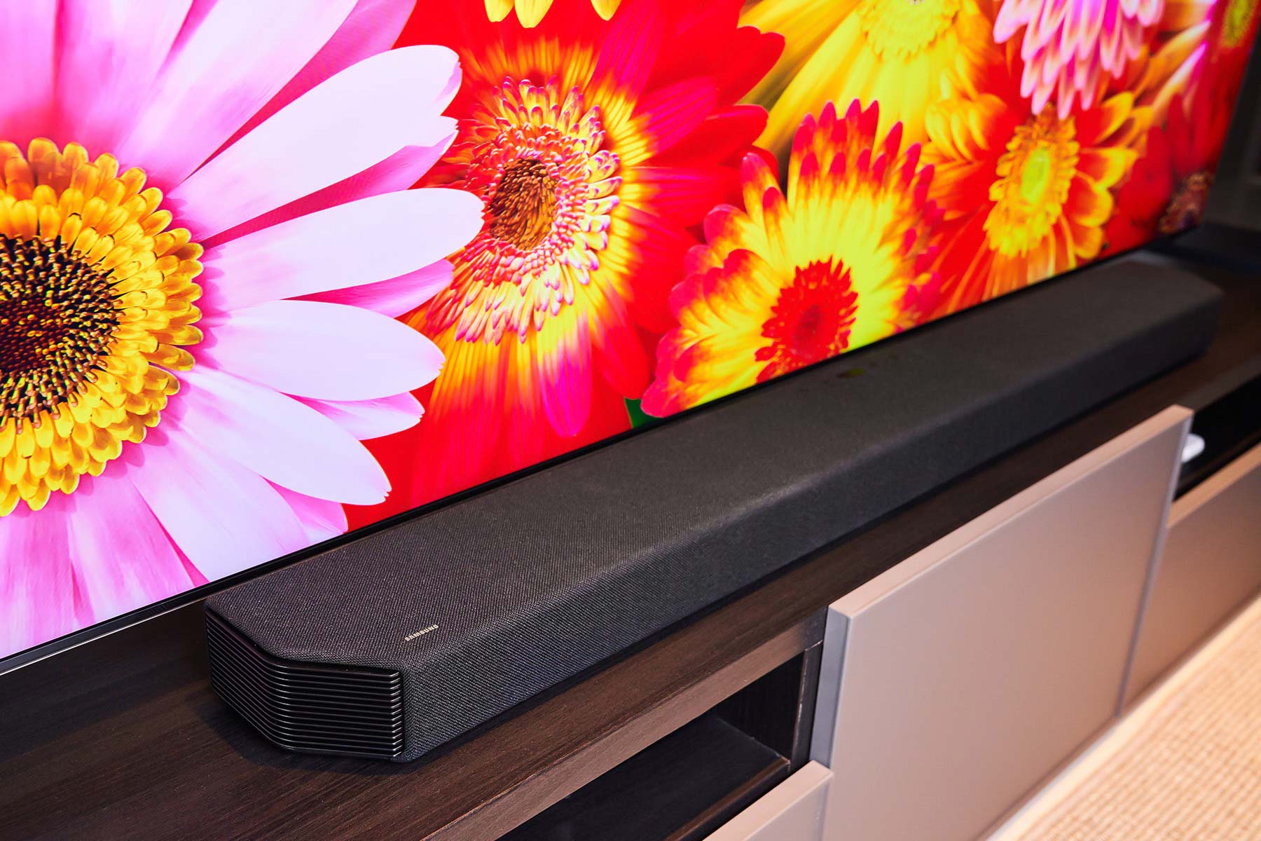 Samsung 獨家魔幻音場技術，結合自家Q 系列Soundbar 產品，讓它與Neo QLED 8K 量子電視一同輸出音效，能帶來更豐沛的中低音，以及更寬闊的音場效果。
