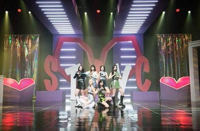 STAYC on 'YOUNG-LUV.COM' showcase stage (press release)