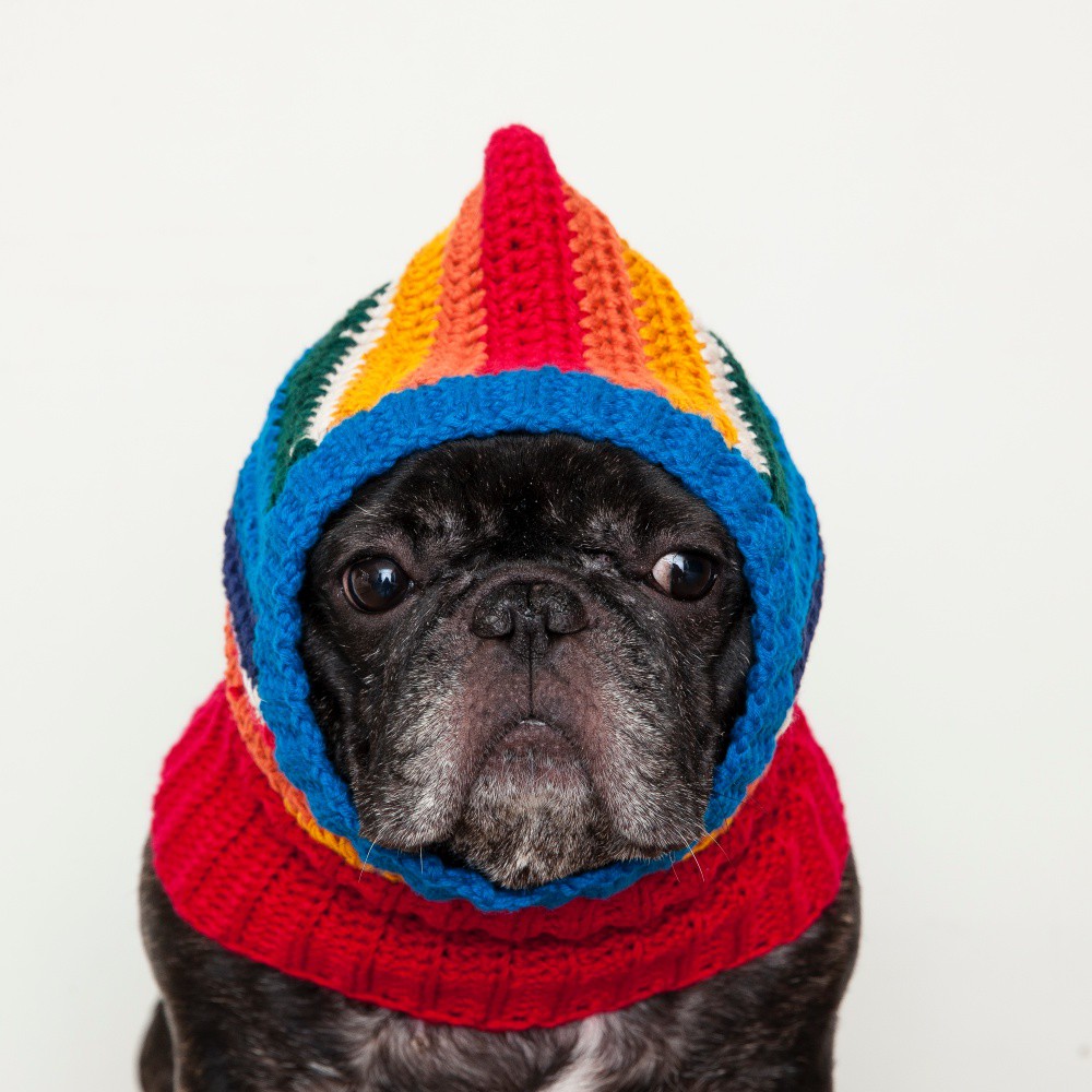 有粉彩、復古兩種彩虹色可選擇。純手工編織，依毛孩臉圍、頸圍尺寸訂製。版型貼合臉部不易脫落，編織成品稍有彈性穿戴更舒適。頭套延伸至頸部，同時保暖頭部與頸部。尖尖彩色頭套戴起來古靈精怪，讓你們的小小腦袋瓜