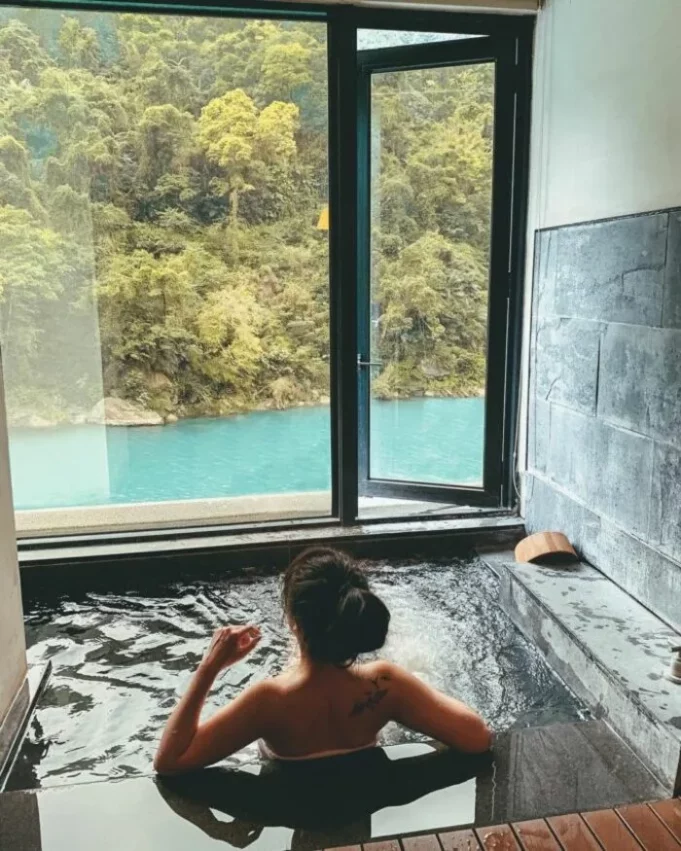 【馥蘭朵烏來渡假酒店】這間台北住宿可以泡烏來溫泉！前身為大名鼎鼎的「春秋烏來」，加入眾多藝術元素及明確的精品旅店定位後，搖身一變成為烏來數一數二的度假旅店。不僅室內就可以泡湯，緊鄰南勢溪的絕佳地理位置，每個角落都是絕佳觀景處。