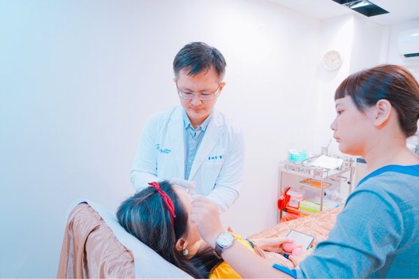 倪倪愛漂亮－『醫美推薦』女星名媛網紅煥然一新蘋果肌玻尿酸預約制安全可靠隱密性高聖地-台中市米秝琪整形外科診所直擊分享