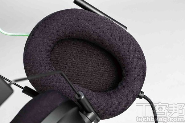 記憶泡綿內耳置的尺寸約為65×40mm，以透氣的記憶泡綿，添增配配戴舒適度。