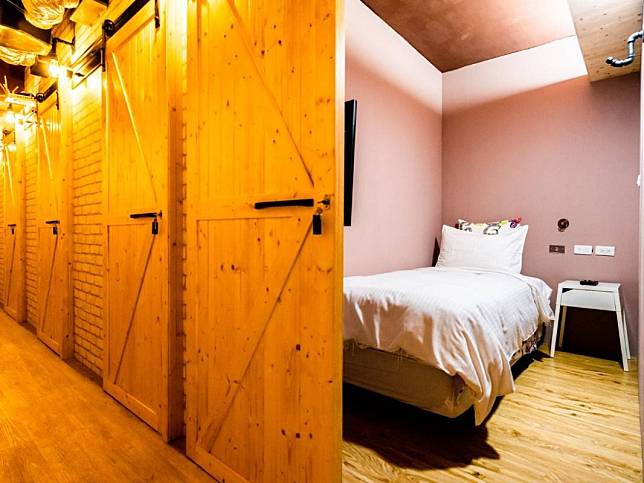 ▲單人背包房型，長得有穀倉感（圖／星行旅）