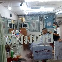 ช่างรุ่งแผงลอยตัดผมชาย