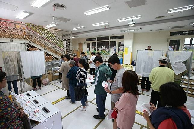 高雄市吳姓里長參選人前年參選，卻在投票日當天，疑似對來往選民比出「1號手勢」，暗示拉票，遭裁處50萬元罰鍰(示意圖)。 圖／聯合報系資料照片