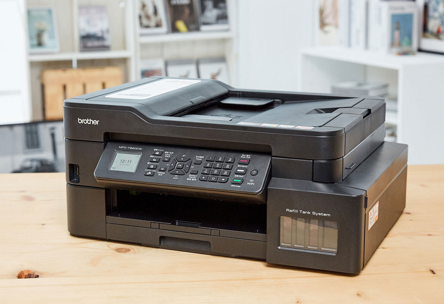 MFC-T920DW 本身為四合一複合機，外觀設計偏向低調沉稱，無論是安裝在辦公室或居家空間都相當適合，且體積不大更易於彈性利用空間。