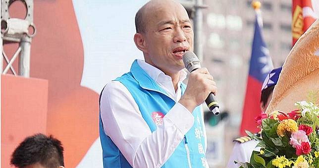 韓國瑜忘情致詞　巨型國旗牆掉落險遭砸