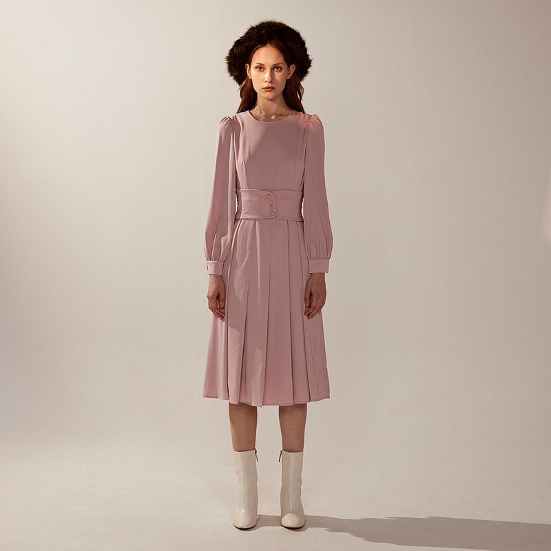 AVVJOY | 寬百褶微澎袖優雅洋裝 (附排釦)