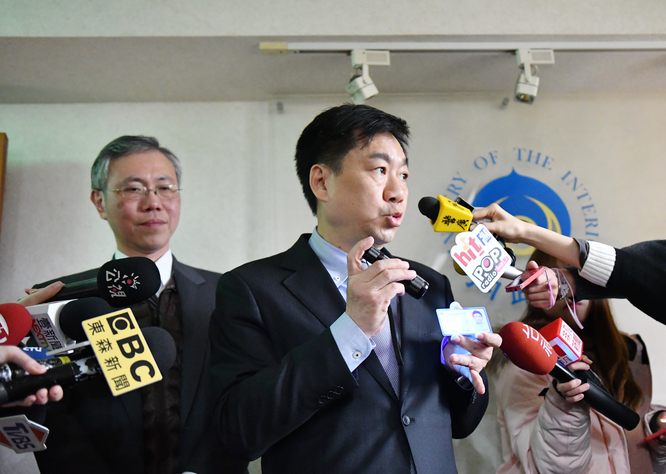 偽造身分證案件頻傳，內政部教你怎麼看身份證防偽辨識、3招快速辨真偽