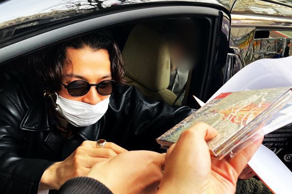 King Gnu常田大希 ファンに“除菌しながらサイン”の神対応（女性自身）