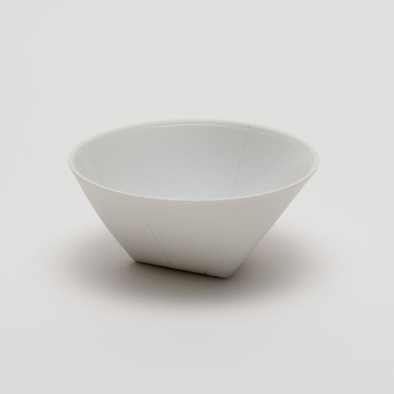 產品特色 德國工業設計師 Christian Haas 設計，日本宝泉窯(Housengama)製造。 世界首個