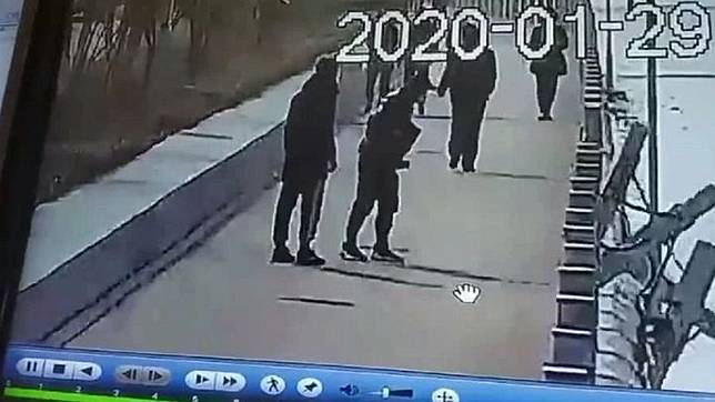 山西日前出現一宗豆腐渣工程，1名男子踢斷其中1根石柱，其他214根也跟著應聲斷裂。(圖／翻攝自騰訊網)