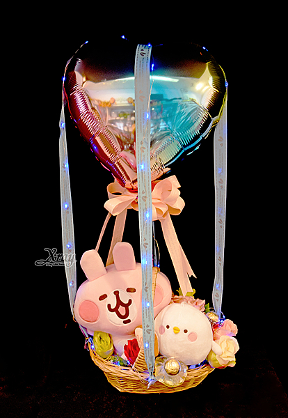 內容：娃娃+金莎+氣球+燈+花材+緞帶 尺寸：35 x 85 cm