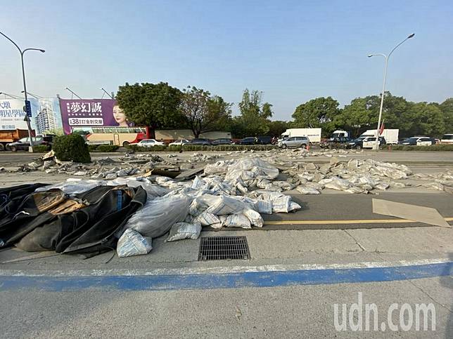 張姓聯結車駕駛不明原因撞擊一輛轎車與小貨車後衝下邊坡，造成兩死一傷，聯結車後方載運水泥貨物散落一地。記者林佩均／攝影