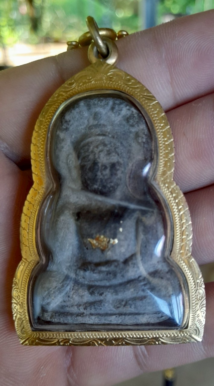 พระยืนก้าวหน้า