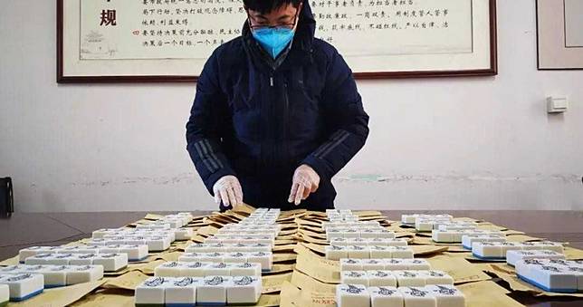 瘋狂咳嗽仍群聚打麻將致多人感染　政府「捕雀行動」沒收600多張牌