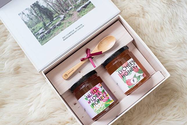 ▲甘甜、淡淡荔枝花香的荔枝蜜，搭上酸酸甜甜帶有小玉西瓜香味的百花蜜，還附贈小木匙給你一次嚐到兩種滋味。（圖/奧丁丁市集）