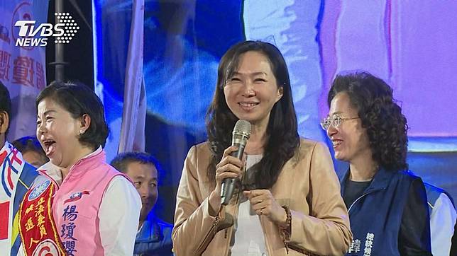 韓國瑜夫人李佳芬連日來積極到處奔走幫忙拉票，爭取選民支持。(圖／TVBS)