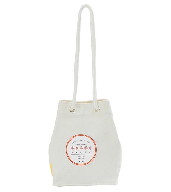 棉繩組織緊密，耐用性較佳。可恰好放置台灣傳統鐵盒便當的尺寸，同時也可再放入㇐份早餐的容量。台灣早餐店飲料的特色：神秘飲料笑話網版印刷。搭配日文拼音，讓日本旅客輕鬆學中文。