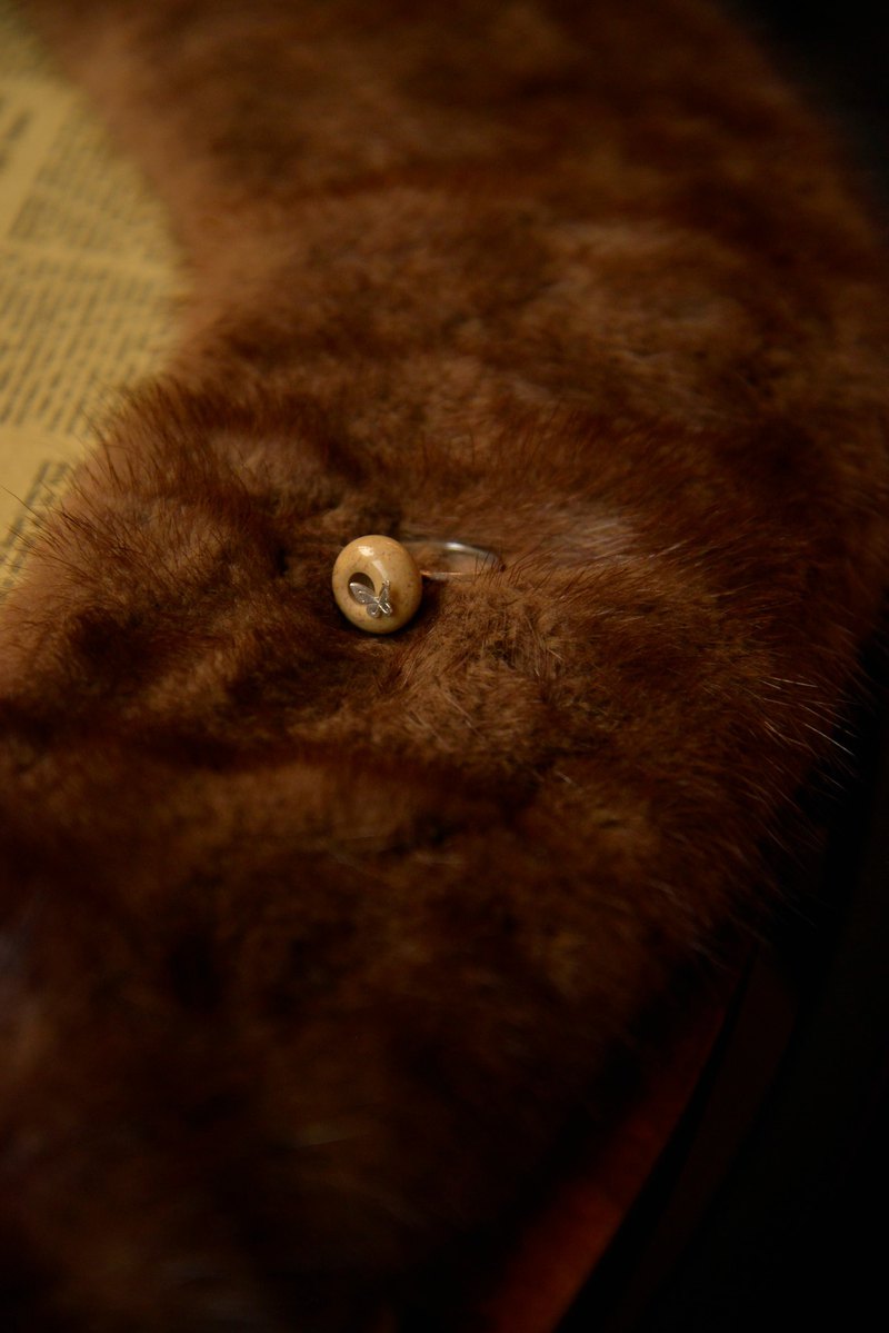 這個手工戒指讓我想到蕭敬騰一首歌：你是我的小蝴蝶，我是你的小阿飛，你停在我的肩，依偎在我身邊，從此不會在撒野。 並不知道這樣設計的本意，但是故事的背景確實是個很美麗的意外。希望你們把故事延續..