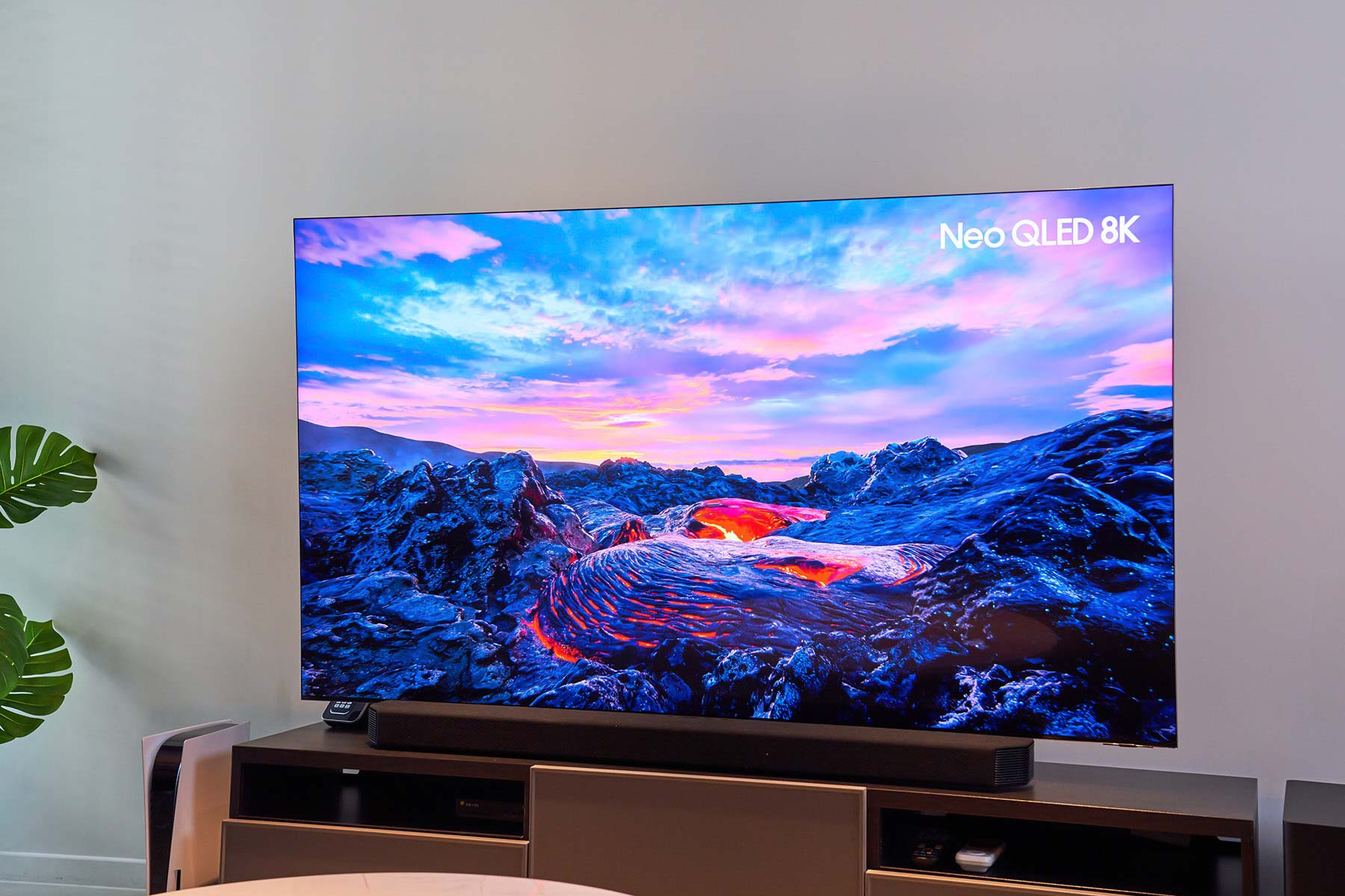 已連續 15 年稱霸全球電視市場的三星，今年隆重推出全新的旗艦機種 Neo QLED 8K 量子電視 QN900A 系列。