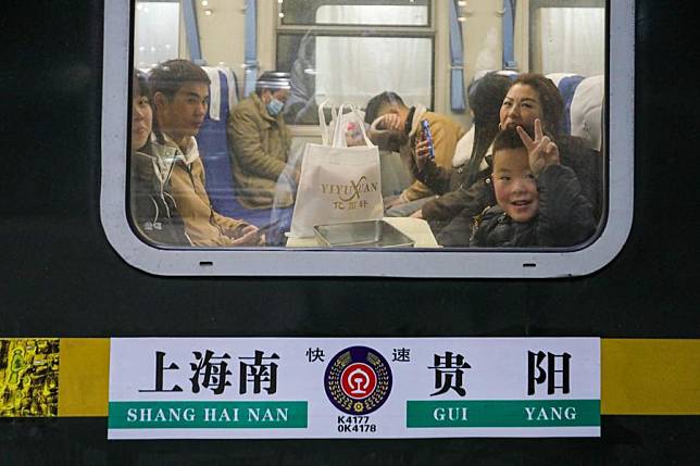 Passengers on train No.K4177 wait for departure at Shanghai South Railway Station in east China's Shanghai, late on Jan. 25, 2024. (Xinhua/Xin Mengchen)