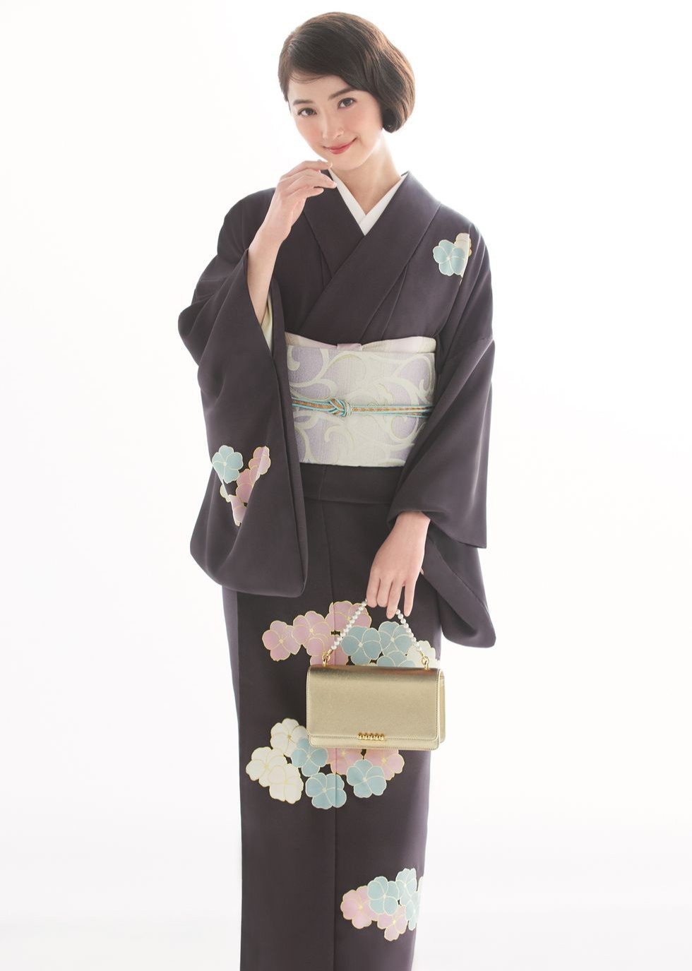 佐々木希さんが着こなします！ 春を呼ぶ花模様の訪問着（婦人画報）