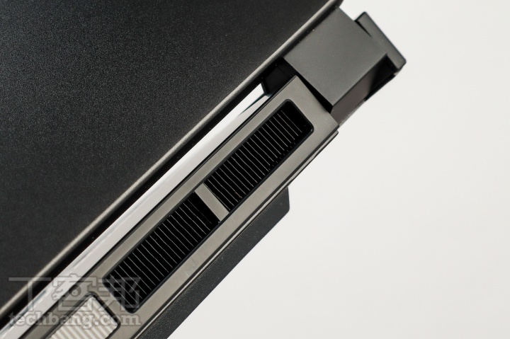 即便在高效能情境下，Stealth GS66 的風扇噪音控制亦相當出色，散熱排氣設計也很合理，機身四周雖充滿散熱孔，但外觀仍整齊劃一。