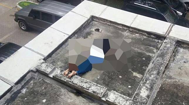 Perempuan muda bernama Ana Yulisanti alias Gebi Putri (22), tewas setelah terjun bebas dari lantai 8 Apartemen Kalibata City Tower Damar, Pancoran, Jakarta Selatan, Senin (23/4/2018) dini hari. [Arfandi Lanang Pramuditya]