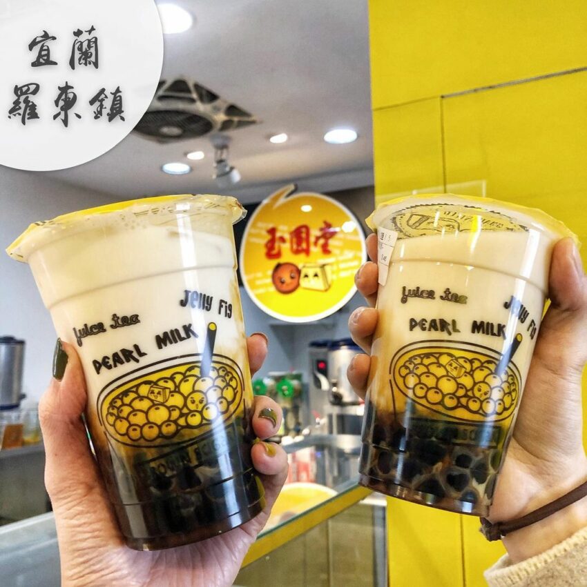 羅東美食｜羅東夜市美食，說起到宜蘭一定要喝的飲料店，玉圓堂絕對榜上有名，招牌的黑糖粉圓鮮奶，CP值超高，黑糖粉圓Q軟香甜，加上光泉鮮奶的濃純奶味