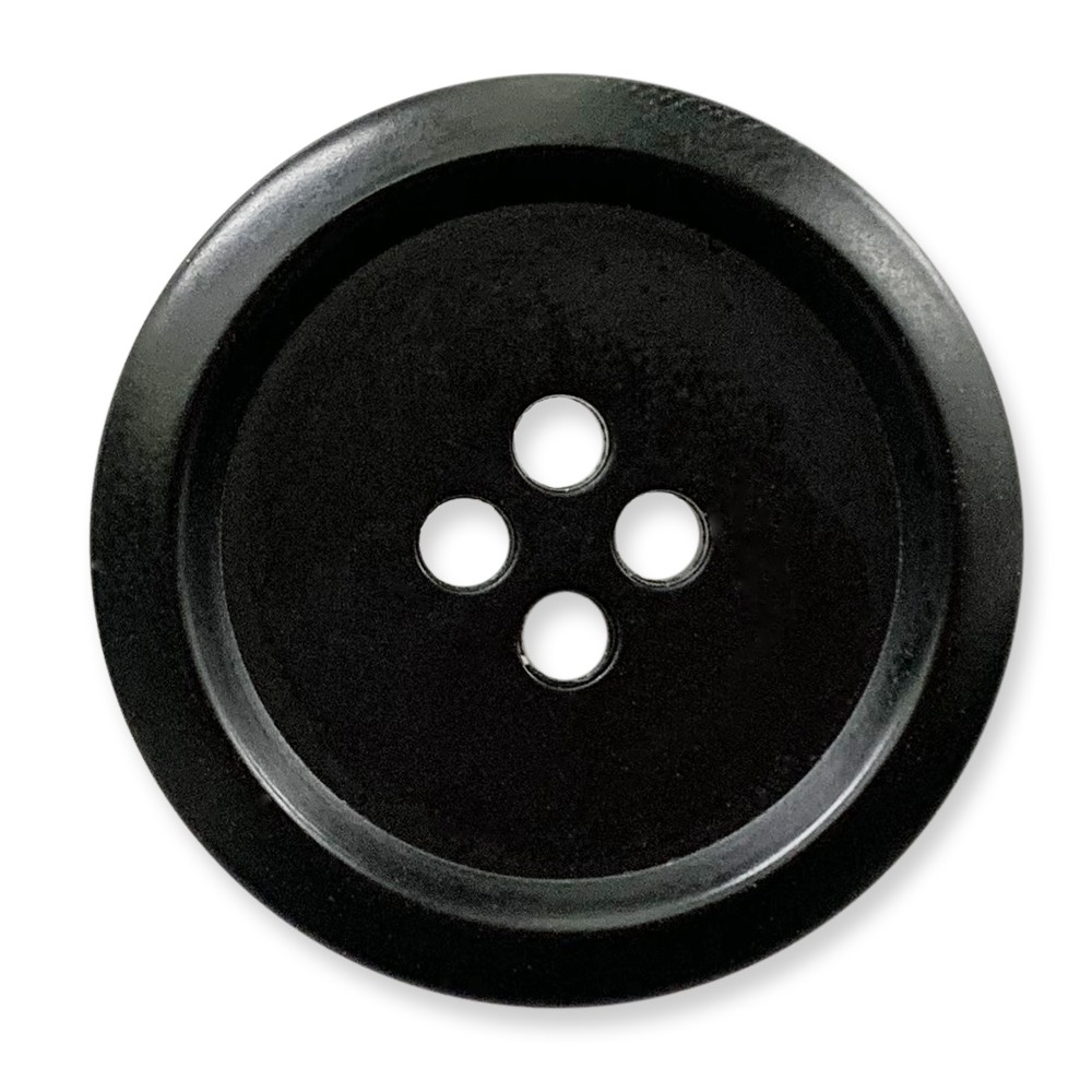 可機洗、可水洗｜硬度高，耐磨性佳：與樹脂釦相比，尿素釦的硬度更高，具熱固型塑膠特性，耐磨性佳，不易破裂，可承受洗衣機及烘乾機長時間使用，經常洗滌的工作服、軍服、休閒服、運動服、西服、襯衫等大範圍的使用