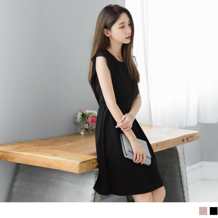 浪漫的透膚荷葉袖，增添性感魅力打造質感穿搭 甜美的綁帶讓氣質更加分，套上高跟鞋展現完美約會LOOK ********************** 小提醒：後拉鍊可開、後綁帶可調不可拆、有內裡裙 深色衣