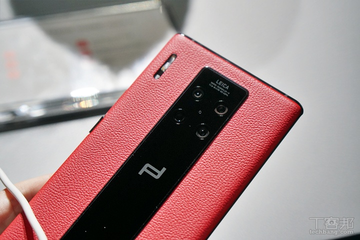 主鏡頭配置和 HUAWEI Mate 30 Pro 相同，為 4000 萬畫素超廣角 + 4000 萬畫素主鏡頭 + 800 萬畫素長焦 + ToF 鏡頭。