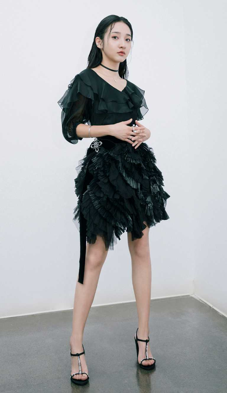 榮獲第55屆金鐘獎迷你劇集「最具潛力新人獎」的李沐，選擇香奈兒禮服和頂級珠寶出席頒獎典禮。（圖╱CHANEL提供）