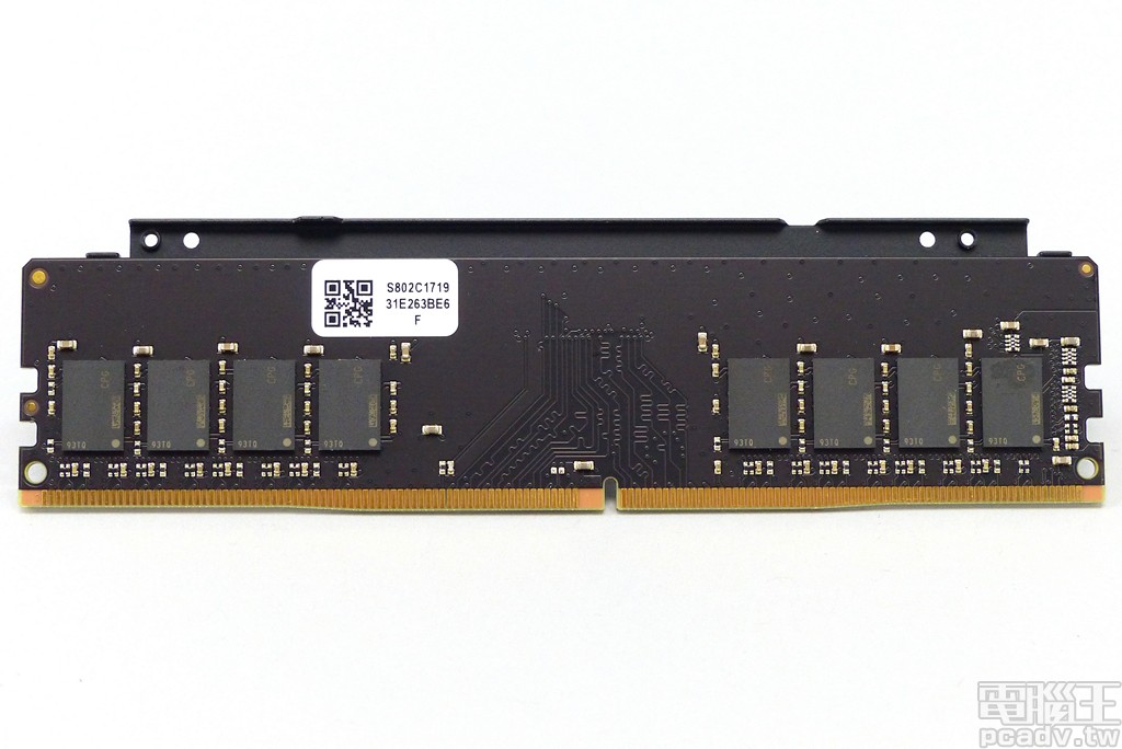 ▲ 卸除 Ballistix Elite DDR4-4000 8GB 記憶體模組的散熱片，可以見到記憶體顆粒以 4 個 1 組的方式位於電路板左、右 2 側，此為 A2 版本設計。