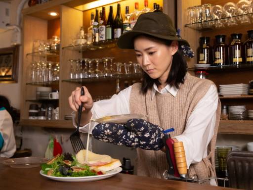 鍾瑶在自家咖啡店製作法式輕食。記者季相儒／攝影