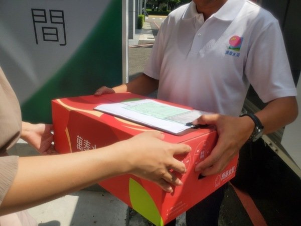 「台中水果禮盒推薦」萬泰水果國外進口直送到府，新鮮完整智利袋裝蘋果水果開箱分享