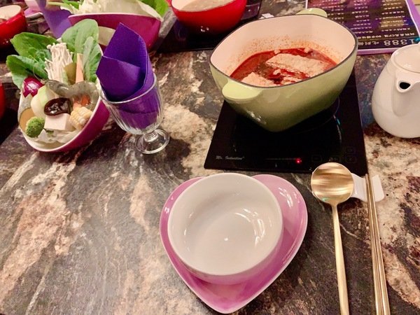 「台北民生社區美食」閨蜜情侶家庭聚會公司聚餐最佳安心健康美味網美餐廳首選-有機之星五星認證餐廳「喜園涮涮鍋民生浪漫店」直擊分享