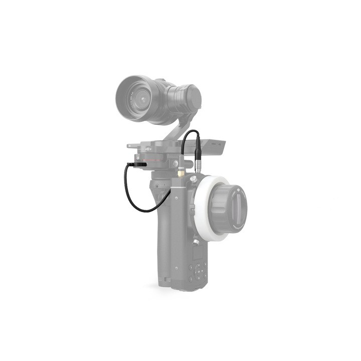 使用 DJI 無線跟焦器 - Osmo Pro/RAW 轉接線，連接X5 連接件與DJI Focus遙控器的通信介面，便可通過DJI Focus 遙控器調節Zenmuse X5 系列雲台相機的光圈或對
