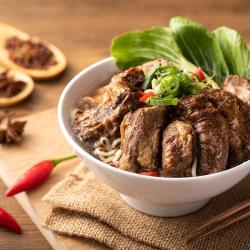 ◎六福皇宮主廚監製原味重現|◎慢火熬煮6~8小時完成口感溫潤|◎Q彈有勁手打麵條，大大滿足饕客種類:麵/飯/油飯風味:台式口味:不辣主要食材:麵食葷/素:葷保存方式:常溫營養標示:牛肉麵營養標示每一份