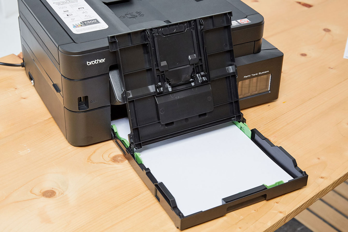 掀開防塵上蓋後，可裝填入紙張。