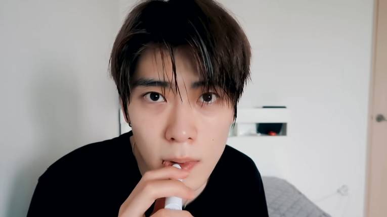 8 Produk Bibir Yang Biasa Dipakai Oleh Idol Kpop Cowok Inikpop Line Today