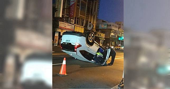 吻他車屁股自己車卻翻肚　駕駛心虛肇逃警追緝中