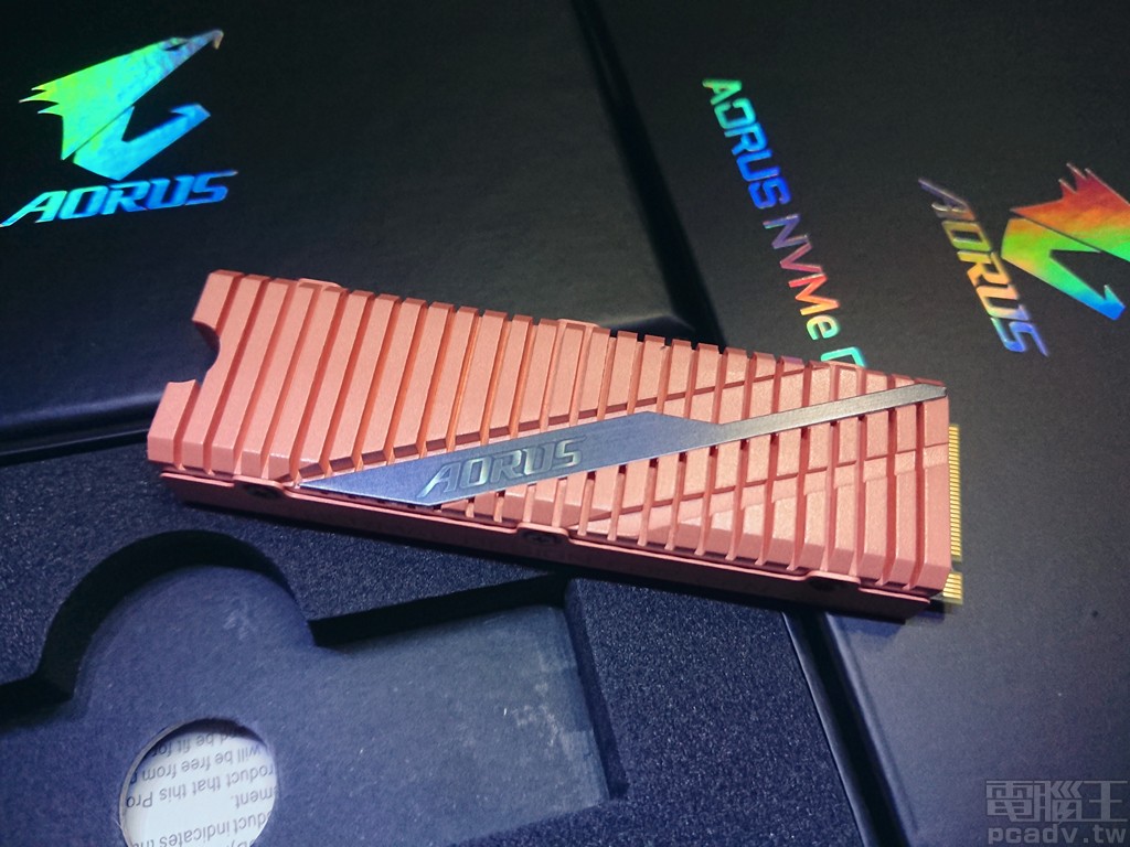 ▲ 市售版 AORUS NVMe Gen4 SSD 散熱片塗布 1 層銅色漆，避免活性高的銅材質接觸濕氣氧化產生銅鏽。