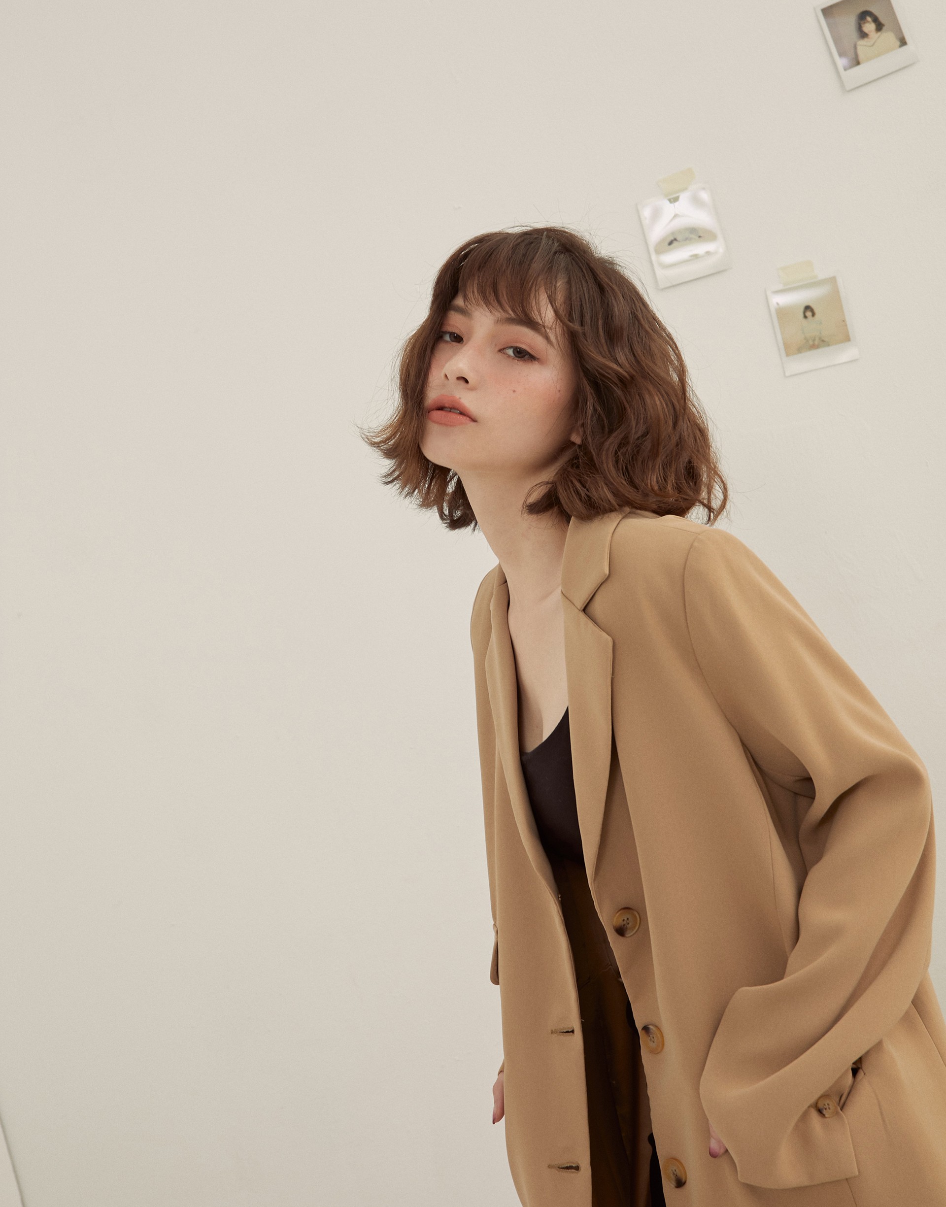 厚挺雪紡布料/墊肩設計/兩側不對稱口袋設計/時髦感單品