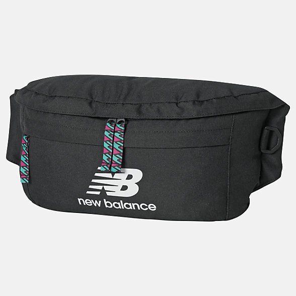尺寸:36 X 15 X 5 CM品牌: NEW BALANCE型號: EQ03061MBKTERRAIN PACK特點: 紐巴倫 外出 輕便穿搭 大容量 黑 白___________________