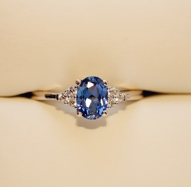 合成海藍寶“西伯利亞之眼”優雅藍寶石鑽戒