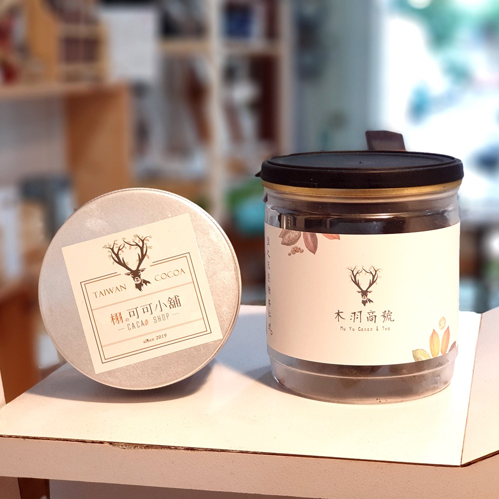 此區為有吃有喝組合區【鹽之花焦糖可可杏仁球】 手工炒製焦糖融入黑巧克力 、杏仁條撒上無糖可可粉酸香的覆盆子及鹽之花提味解膩 甜苦香而不膩 冷藏後口感更佳【可可金磚】裏頭含有餅乾跟蔓越莓果乾及堅果甜度適